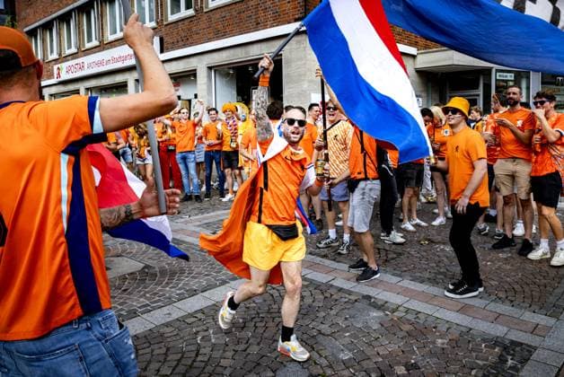 DORTMUND - Dutch supporters on the day of the semi-final at the European Championship, EM, Europameisterschaft between the Netherlands and England. ANP RAMON VAN FLYMEN xVIxANPxSportx xxANPxIVx 503174209 originalFilename: 503174209.jpg