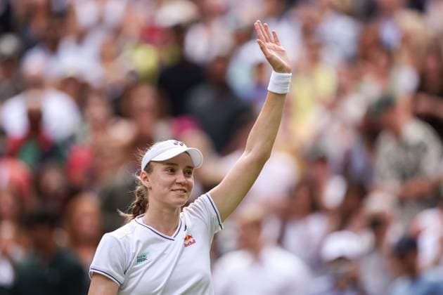 Tennis, Wimbledon, Die Highlights Elena Rybakina celebrates by waving to the crowd after her quarter final match Wimbledon Tennis Championships, Day 10, The All England Lawn Tennis and Croquet Club, London, UK - 10 Jul 2024  Copyright: xEllaxLing Shutterstockx 14578621y