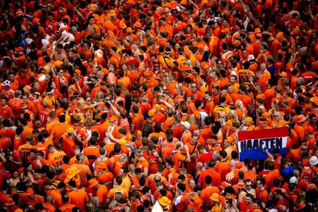 DORTMUND - Dutch supporters on the day of the semi-final at the European Championship, EM, Europameisterschaft between the Netherlands and England. ANP RAMON VAN FLYMEN xVIxANPxSportx xxANPxIVx 503184331 originalFilename: 503184331.jpg