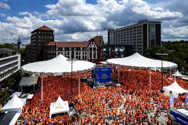 DORTMUND - Dutch supporters on the day of the semi-final at the European Championship, EM, Europameisterschaft between the Netherlands and England. ANP RAMON VAN FLYMEN xVIxANPxSportx xxANPxIVx 503184445 originalFilename: 503184445.jpg