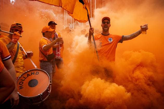 DORTMUND - Dutch supporters on the day of the semi-final at the European Championship, EM, Europameisterschaft between the Netherlands and England. ANP RAMON VAN FLYMEN xVIxANPxSportx xxANPxIVx 503184916 originalFilename: 503184916.jpg