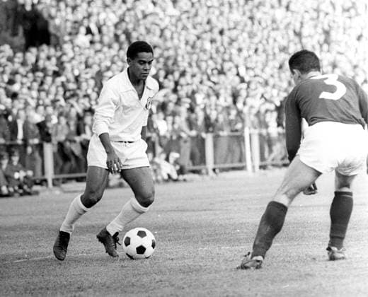 Archivbilder der Woche SPORT KW28 Testspiel 24.06.1964 Borussia Mönchengladbach - FC Santos Theodorico HARALDO de Oliveira (Santos F.C.) am Ball, rechts Arno Ernst (Borussia) *** Test match 24 06 1964 Borussia Mönchengladbach FC Santos Theodorico HARALDO de Oliveira Santos F C on the ball, on the right Arno Ernst Borussia HM