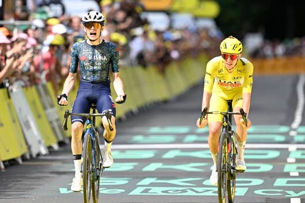 Sport Themen der Woche KW28 Sport Bilder des Tages Tour de France 2024 - Stage 11 LE LIORAN, FRANCE - JULY 10 : Vingegaard Hansen Jonas (DEN) of Team Visma Lease a Bike and Pogacar Tadej (SVN) of UAE Team Emirates during stage 11 of the 111th edition of the Tour de France 2024 cycling race, a stage of 211 kms with start in Evaux-les-Bains and finish in Le Lioran on July 10, 2024 in Le Lioran, France, 09 07 2024 Le Lioran France  Copyright: xNicoxVereeckenx