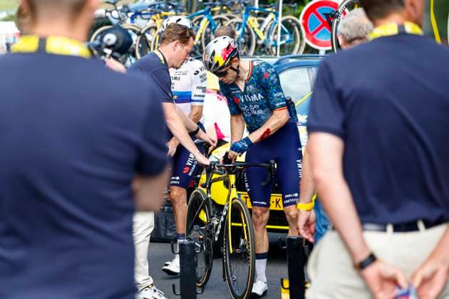 Tour de France 2024 - Stage 11 LE LIORAN, FRANCE - JULY 10 : Van Aert Wout (BEL) of Team Visma Lease a Bike with his arm injury after the race during stage 11 of the 111th edition of the Tour de France 2024 cycling race, a stage of 211 kms with start in Evaux-les-Bains and finish in Le Lioran on July 10, 2024 in Le Lioran, France, 10 07 2024 Le Lioran France  Copyright: xJanxDexMeuleneirx