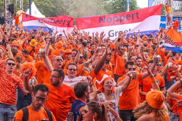 2024-07-10 The Netherlands v England - Semi-Final - UEFA EURO, EM, Europameisterschaft,Fussball 2024 DORTMUND, GERMANY - JULY 10: Fans and supporters of the Netherlands in fanzone during the Semi-Final - UEFA EURO 2024 match between The Netherlands and England at BVB Stadion Dortmund on July 10, 2024 in Dortmund, Germany. (Photo by Peter Lous BSR Agency) Dortmund Germany Content not available for redistribution in The Netherlands directly or indirectly through any third parties. Copyright: xBSRxAgencyx