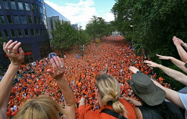 Fussball, Europameisterschaft, EURO 2024, Halbfinale, Signal Iduna Park Dortmund, Niederlande - England: Fan Marsch Niederlande durch Dortmund. Fan, Fans, Fankultur, Begeisterung.