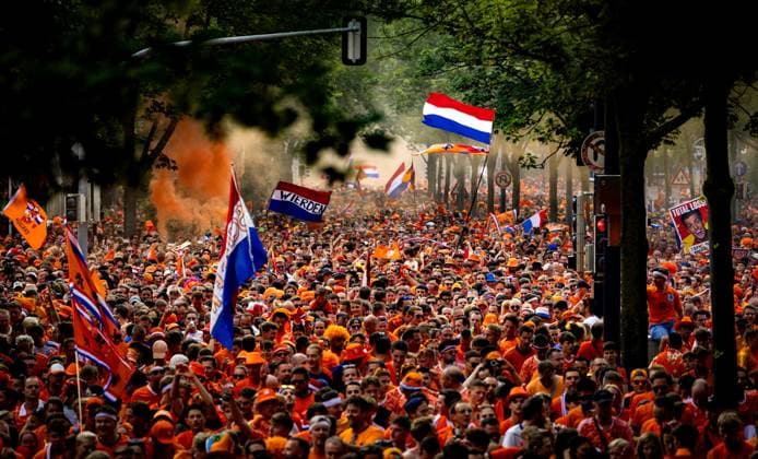 Sport Bilder des Tages DORTMUND - Orange supporters walk behind the Orange bus during the fan walk for the semi-final match at the European Championship, EM, Europameisterschaft between the Netherlands and England. ANP RAMON VAN FLYMEN xVIxANPxSportx xxANPxIVx 503192816 originalFilename: 503192816.jpg