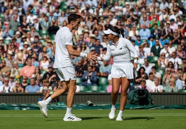 Tennis - Wimbledon Championship 2024 - Day 10 LONDON, ENGLAND - Wednesday, July 10, 2024: Joe Salisbury (GBR) (L) and Heather Watson (GBR) during the Mixed Doubles 2nd Round match on Day Ten of The Championships Wimbledon 2024 at the All England Lawn Tennis and Croquet Club. (Photo by Kirsten Holst Propaganda) LONDON All England Lawn Tennis and Croquet Club GREATER LONDON ENGLAND  Copyright: xKirstenxHolstx 2024-07-10-056-Wimbledon_Day_10