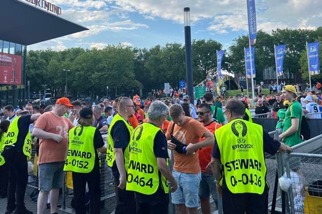 Fans am Einlass ins Stadion an der Westfalenhalle - Dortmund 10.07.2024: Niederlande vs. England, EURO2024 M50, Halbfinale, EM-Arena Dortmund