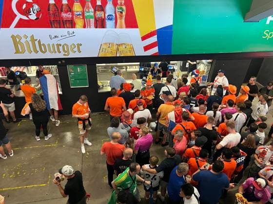Fans im Stadion am Verpflegungsstand - Dortmund 10.07.2024: Niederlande vs. England, EURO2024 M50, Halbfinale, EM-Arena Dortmund