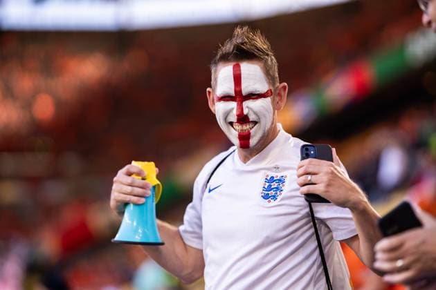 GER, Euro 2024, Halbfinale Semifinal, Niederlande (NLD) England (ENG) 10.07.2024, Signal Iduna Park, Dortmund, GER, Euro 2024, Halbfinale Semifinal, Niederlande (NLD) England (ENG) Im Bild: Geschminkter Fan von England GBR mit Fahne im Gesicht