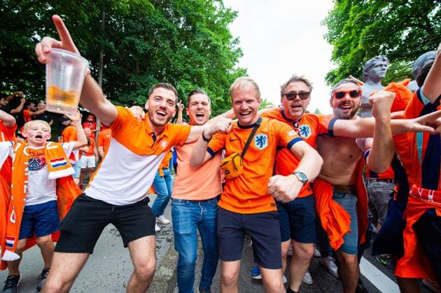 10.07.2024 - EM 2024, Fanmarsch Niederlande in Dortmund England - Niederlande: Niederländische Fans beim Fanmarsch durch Dortmund vor dem Spiel. Dortmund Nordrhein-Westfalen Deutschland