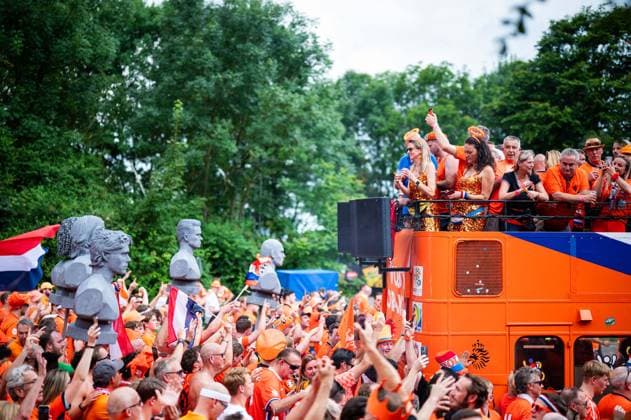 10.07.2024 - EM 2024, Fanmarsch Niederlande in Dortmund England - Niederlande: Niederländische Fans beim Fanmarsch durch Dortmund vor dem Spiel. Dortmund Nordrhein-Westfalen Deutschland