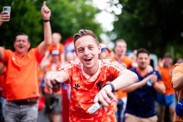 10.07.2024 - EM 2024, Fanmarsch Niederlande in Dortmund England - Niederlande: Niederländische Fans beim Fanmarsch durch Dortmund vor dem Spiel. Dortmund Nordrhein-Westfalen Deutschland