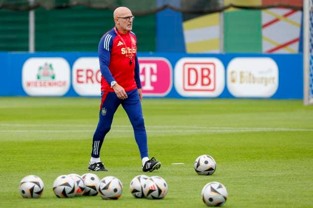 Spain s head coach Luis de la Fuente leads a training session in Donaueschingen, Germany, 10 July 2024. SPain will play the EURO2024 final after defeating France 2-1 on 09 July. Spain s training session !ACHTUNG: NUR REDAKTIONELLE NUTZUNG!  Copyright: xJ.xJ.xGuillenx GRAF4825 20240710-55014114549_1