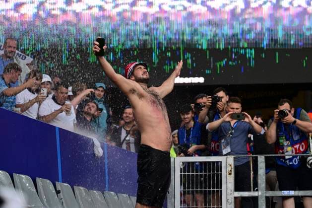 Fan duscht im Regen im Stadion, Niederlande vs. England, Fussball, UEFA EURO, EM, Europameisterschaft,Fussball 2024, Halbfinale, 10.07.2024 Dortmund Nordrhein-Westfalen Deutschland