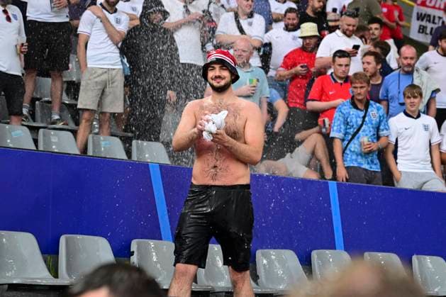 Fan duscht im Regen im Stadion, Niederlande vs. England, Fussball, UEFA EURO, EM, Europameisterschaft,Fussball 2024, Halbfinale, 10.07.2024 Dortmund Nordrhein-Westfalen Deutschland
