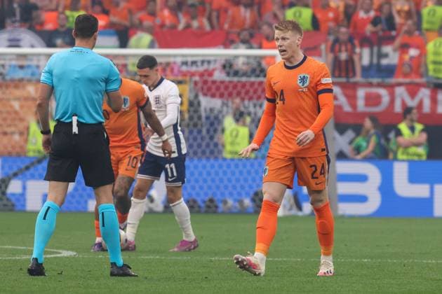 2024-07-10 The Netherlands v England - Semi-Final - UEFA EURO, EM, Europameisterschaft,Fussball 2024 DORTMUND, GERMANY - JULY 10: Jerdy Schouten of the Netherlands talking during the Semi-Final - UEFA EURO 2024 match between The Netherlands and England at BVB Stadion Dortmund on July 10, 2024 in Dortmund, Germany. (Photo by Peter Lous BSR Agency) Dortmund Germany Content not available for redistribution in The Netherlands directly or indirectly through any third parties. Copyright: xBSRxAgencyx
