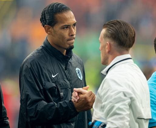 Football - UEFA EURO, EM, Europameisterschaft,Fussball 2024 - Semi-Final - Netherlands v England DORTMUND, GERMANY - Wednesday, July 10, 2024: Netherlands captain Virgil van Dijk shakes hands with England s goalkeeper Jordan Pickford, who seriously injured him in a Merseyside Derby game, during the UEFA Euro 2024 Semi-Final match between Netherlands and England at the Westfalenstadion. (Photo by David Rawcliffe Propaganda) DORTMUND Westfalenstadion NORTH RHINE-WESTPHALIA GERMANY  Copyright: xDavidxRawcliffex P2024-07-10-Netherlands_England-6