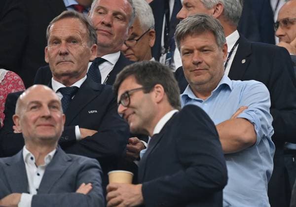 10.07.2024, xjrdrx, Fussball EM 2024 1 2 Finale, England - Niederlande emspor, v.l. Geschaeftsfuehrer Hans-Joachim Watzke (Borussia Dortmund), Robert Habeck (Vizekanzler, Bundesminister für Wirtschaft und Klimaschutz) (DFL DFB REGULATIONS PROHIBIT ANY USE OF PHOTOGRAPHS as IMAGE SEQUENCES and or QUASI-VIDEO) Dortmund