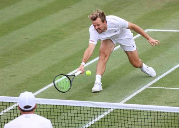 Kevin Krawietz rutscht aus und stuerzt zu Boden, Serie, Herren Doppel Tennis - Wimbledon 2024 - Grand Slam ITF ATP, Tennis Herren WTA, Tennis Damen - AELTC - London - - Great Britain - 10 July 2024. Copyright: xJuergenxHasenkopfx