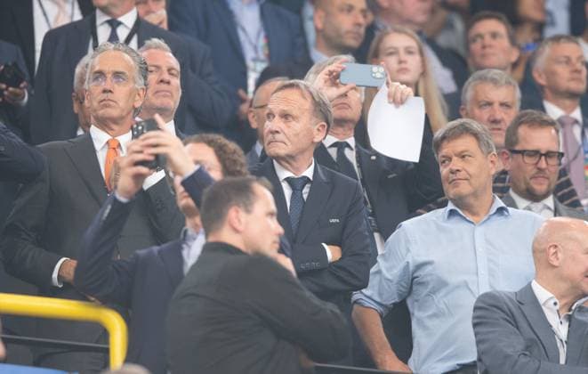 Fussball, Herren, Saison 2023 24, UEFA EURO, EM, Europameisterschaft,Fussball EM 2024, Halbfinale in Dortmund, Niederlande - England, Hans-Joachim Watzke (M., 1. DFB-Vizepräsident und Präsident des Ligaverbandes), rechts Vizekanzler Robert Habeck auf der Tribüne, 10.07. 2024, Copyright: xSebastianxRäppold MatthiasxKochx