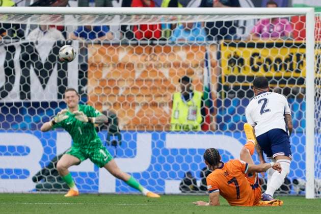 Sport Bilder des Tages Netherlands v England: Semi-Final - UEFA EURO, EM, Europameisterschaft,Fussball 2024 Xavi Simons of Netherlands scores the 1st goal during the UEFA EURO 2024 semi-final match between Netherlands and England at Football Stadium Dortmund on July 10, 2024 in Dortmund, Germany. Dortmund Football Stadium Dortmund Germany Germany Copyright: xRichardxSellers Sportsphoto APLx 14045342