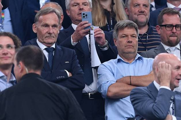 Fußball UEFA EURO, EM, Europameisterschaft,Fussball 2024 Halbfinale Niederlande - England am 10.07.2024 im BVB Stadion Dortmund in Dortmund Hans-Joachim Watzke, links - Robert Habeck, rechts