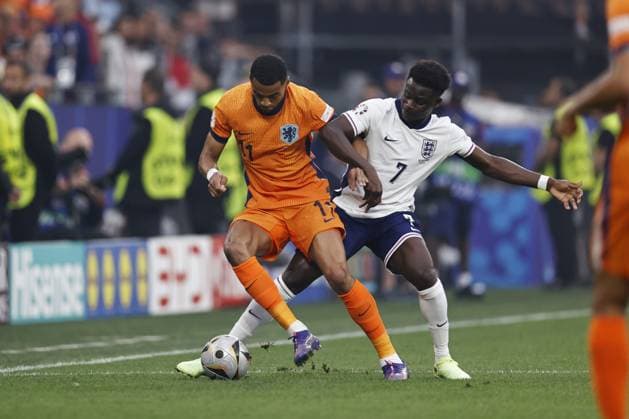 Dortmund - (l-r) Cody Gakpo of Holland, Bukayo Saka of England during the UEFA EURO, EM, Europameisterschaft,Fussball 2024 Semi-final match between the Netherlands and England at the BVB Stadium Dortmund on July 10, 2024 in Dortmund, Germany. ANP MAURICE VAN STEEN netherlands out - belgium out Dortmund xVIxxIVx 503202948 originalFilename: 0709082622st.jpg