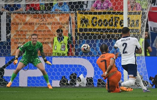 10.07.2024, xjrdrx, Fussball EM 2024 1 2 Finale, England - Niederlande emspor, v.l. Jordan Pickford (England), Xavi Simons (Niederlande), Kyle Walker (England) Goal scored, erziehlt das Tor zum 0:1 (DFL DFB REGULATIONS PROHIBIT ANY USE OF PHOTOGRAPHS as IMAGE SEQUENCES and or QUASI-VIDEO) Dortmund