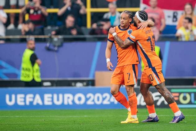 UEFA EURO, EM, Europameisterschaft,Fussball 2024: Niederlande - England; 10.07.2024 Xavi Simons (Niederlande, 7) jubelt mit Memphis Depay (Niederlande, 10). UEFA EURO 2024: Niederlande - England; BVB Stadion Dortmund, Dortmund am 10.07.2024 Copyright: xBEAUTIFULxSPORTS Wunderlx
