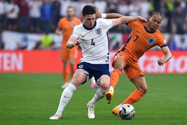 Fußball UEFA EURO, EM, Europameisterschaft,Fussball 2024 Halbfinale Niederlande - England am 10.07.2024 im BVB Stadion Dortmund in Dortmund Declan Rice ( England ), links - Xavi Simons ( Niederlande ), rechts