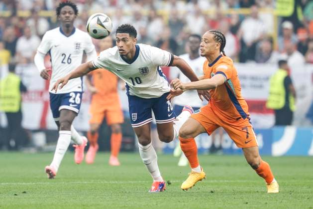 GER, Dortmund, Fussball, Niederlande vs England , Halbfinale, Westfalenstadion Dortmund, UEFA EURO, EM, Europameisterschaft,Fussball 2024, v.l. Jude Bellingham (England), Xavi Simons (NED, 07), Zweikampf, Action, Kampf, kaempft um den Ball, 10.07. 2024, Copyright: HMBxMedia HeikoxBecker