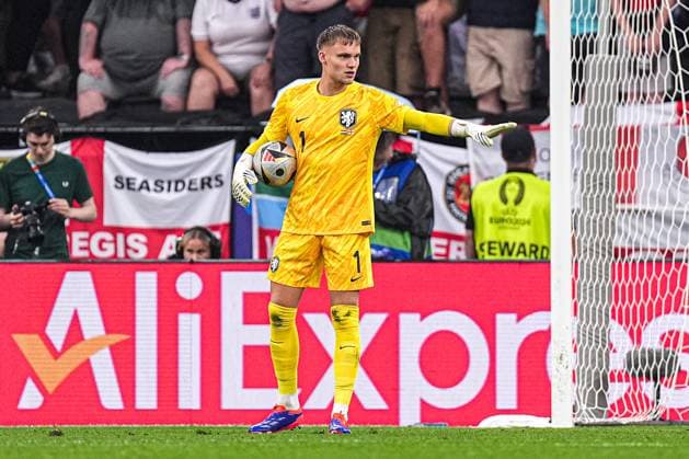 2024-07-10 Netherlands v England - Semi-Final - UEFA EURO, EM, Europameisterschaft,Fussball 2024 DORTMUND, GERMANY - JULY 10: Bart Verbruggen of the Netherlands pointing during the Semi-Final - UEFA EURO 2024 match between Netherlands and England at BVB Stadion Dortmund on July 10, 2024 in Dortmund, Germany. (Photo by Joris Verwijst BSR Agency) Dortmund Germany Content not available for redistribution in The Netherlands directly or indirectly through any third parties. Copyright: xBSRxAgencyx