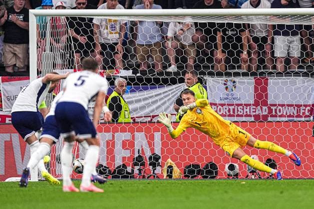 2024-07-10 Netherlands v England - Semi-Final - UEFA EURO, EM, Europameisterschaft,Fussball 2024 DORTMUND, GERMANY - JULY 10: Bart Verbruggen of the Netherlands tries to stop the penalty of Harry Kane of England during the Semi-Final - UEFA EURO 2024 match between Netherlands and England at BVB Stadion Dortmund on July 10, 2024 in Dortmund, Germany. (Photo by Joris Verwijst BSR Agency) Dortmund Germany Content not available for redistribution in The Netherlands directly or indirectly through any third parties. Copyright: xBSRxAgencyx