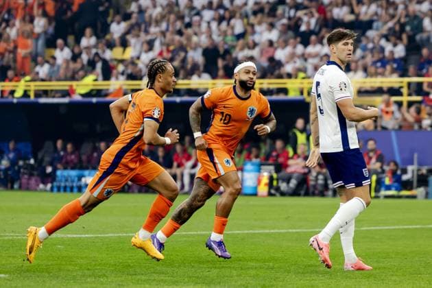 DORTMUND - Xavi Simons of Holland and Memphis Depay of Holland (l-r) celebrate the 1-0 against England during the UEFA EURO, EM, Europameisterschaft,Fussball 2024 Semi-final match between the Netherlands and England at the BVB Stadium Dortmund on July 10, 2024 in Dortmund, Germany. ANP KOEN VAN WEEL netherlands out - belgium out Dortmund xVIxxIVx 503203167 originalFilename: 0709087562st.jpg