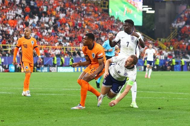 Netherlands v England 10 July 2024, Dortmund - UEFA EUROs - Semi-Final - Netherlands v England - Denzel Dumfries of Netherlands fouls Harry Kane of England to give away a penalty - Photo: Charlotte Wilson Offside. Dortmund Germany Copyright: xCharlottexWilsonx xOffsidexOffside