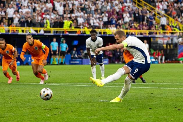 Sport Bilder des Tages Netherlands v England Euro 2024 10 07 2024. Semi Final Goal 1-1 Harry Kane of England scores a goal during the Euro 2024 semi-final match between Netherlands and England at BVB Stadion, Dortmund, Germany on 10 July 2024. Editorial use only , Copyright: xNigelxKeenex PSI-19938-0025