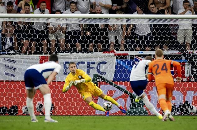 DORTMUND - Holland goalkeeper Bart Verbruggen concedes the 1-1 from a penalty to Harry Kane of England (l-r) during the UEFA EURO, EM, Europameisterschaft,Fussball 2024 Semi-final match between the Netherlands and England at the BVB Stadium Dortmund on July 10, 2024 in Dortmund, Germany. ANP KOEN VAN WEEL UEFA EURO 2024 2024 xVIxANPxSportx xxANPxIVx 503203714 originalFilename: 503203714.jpg
