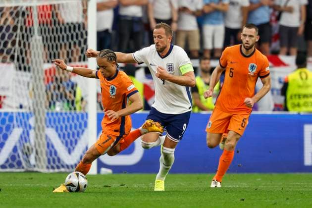 GER, Dortmund, Fussball, Niederlande vs England , Halbfinale, Westfalenstadion Dortmund, UEFA EURO, EM, Europameisterschaft,Fussball 2024, v.l. Xavi Simons (NED, 07), Harry Kane (England), Stefan De Vrij (NED, 06), Zweikampf, Action, Kampf, kaempft um den Ball, 10.07. 2024, Copyright: HMBxMedia HeikoxBecker