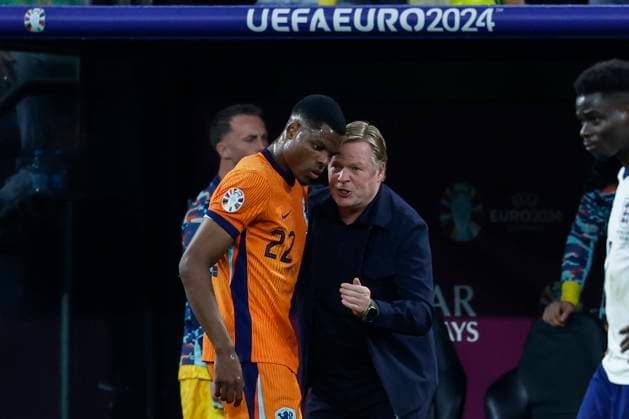 GER, Dortmund, Fussball, Niederlande vs England , Halbfinale, Westfalenstadion Dortmund, UEFA EURO, EM, Europameisterschaft,Fussball 2024, v.l. Denzel Dumfries (NED, 22), Ronald Koeman (NED, Coach), zeigt, deutet, redet, spricht, instruiert, Instruktion, Strategie, 10.07. 2024, Copyright: HMBxMedia HeikoxBecker