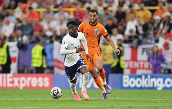 10.07.2024, Fussball Europameisterschaft, UEFA EURO, EM, Europameisterschaft,Fussball 2024, Niederlande - England, Halbfinale, BVB Stadion Dortmund, v.l., Kobbie Mainoo (England), Cody Gakpo (Niederlande) Copyright: HMBxMedia