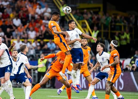 Dortmund, SignaI Iduna Park, 10.07.2024: Denzel Dumfries of netherlands jumps for a header against Jude Bellingham of england during the semifinal match Netherlands v. England at the UEFA European Championship, EM, Europameisterschaft 2024.