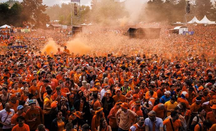 DORTMUND, Dutch supporters in Dortumund, 10-07-2024, Dutch fans in the city center of dortmund before the match against England. Oranje legioen, westfalenpark Dutch supporters in Dortumund  x25729586x Copyright: