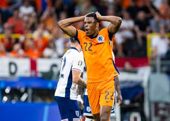 Dortmund, SignaI Iduna Park, 10.07.2024: Denzel Dumfries of netherlands disappointed during the semifinal match Netherlands v. England at the UEFA European Championship, EM, Europameisterschaft 2024.