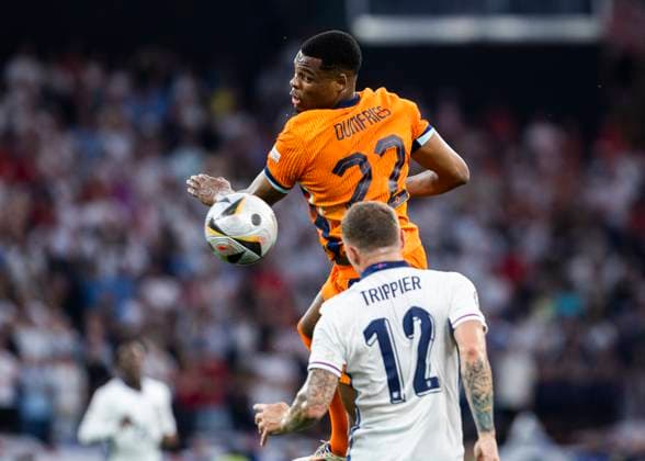 Dortmund, SignaI Iduna Park, 10.07.2024: Denzel Dumfries of netherlands jumps for a header against Kieran Trippier of england during the semifinal match Netherlands v. England at the UEFA European Championship, EM, Europameisterschaft 2024.