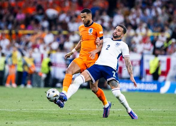 Dortmund, SignaI Iduna Park, 10.07.2024: Cody Gakpo of netherlands challenges Kyle Walker of england during the semifinal match Netherlands v. England at the UEFA European Championship, EM, Europameisterschaft 2024.