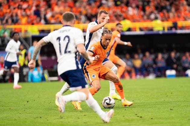 GER, Euro 2024, Halbfinale Semifinal, Niederlande (NLD) England (ENG) 10.07.2024, Signal Iduna Park, Dortmund, GER, Euro 2024, Halbfinale Semifinal, Niederlande (NLD) England (ENG) Im Bild: Zweikampf zwischen Xavi (Niederlande Netherlands NLD, 7) und Harry Kane (England GBR, 9)