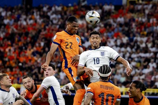 EURO 2024, Die Highlights DORTMUND - Denzel Dumfries of Holland and Jude Bellingham of England (l-r) during the UEFA EURO, EM, Europameisterschaft,Fussball 2024 Semi-final match between the Netherlands and England at the BVB Stadium Dortmund on July 10, 2024 in Dortmund, Germany. ANP KOEN VAN WEEL netherlands out - belgium out Dortmund xVIxxIVx 503204619 originalFilename: 0709098976st.jpg