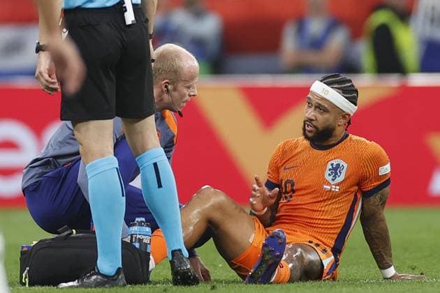 DORTMUND, 10-07-2024, BVB Stadium , European Football Championship Euro2024, Semi finals match no.50 between Netherlands and England. Netherlands player Memphis Depay injured Netherlands - England (Euro2024)  x25729754x Copyright: